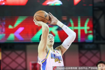 世界杯app下载-真该练练罚球了！周琦半场4罚全铁 仅得到3篮板1失误&amp;正负值-10